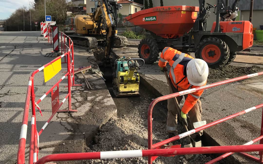 Chantier de pose de réseaux commune Le Chambon-Feugerolles
